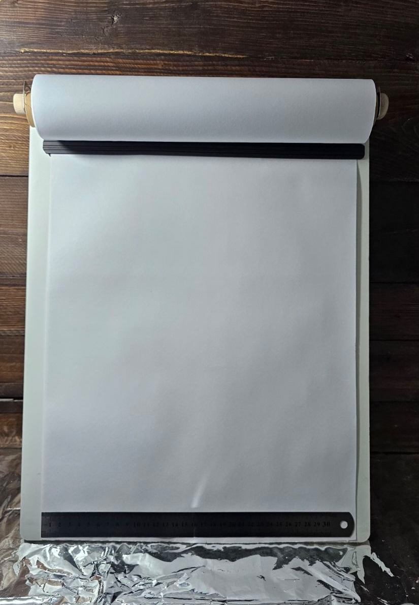 تخته نقاشی در ابعاد ۴۰ در ۵۰ سانتی متر ، رول کاغذ عرض ۳۳ سانتی متر و طول رول کاغذ ۲۵ متر ،دارای مگنت جهت پایدار بودن هرچه بیشتر کاغذ، قابلیت تعویض رول کاغذ